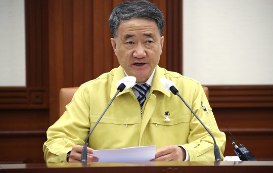 박능후 중앙재난안전대책본부 1차장(보건복지부 장관)이 24일 오전 정부서울청사에서 열린 코로나19 대응 중앙재난안전대책본부 화상회의에 참석해 발언하고 있다.   [연합뉴스]